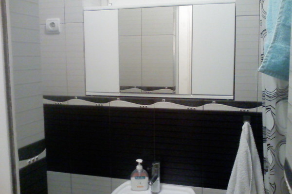 Kupatilski ormarić sa ogledalom i pushap mehanizmom za vrata
