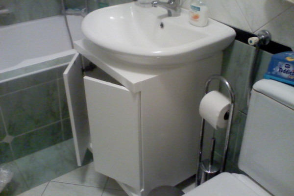 Kupatilski ormarić,ugradjen oko postojećeg lavaboa