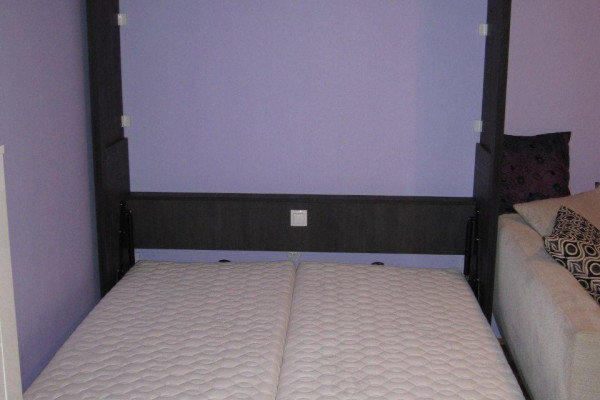 Zidni krevet u dve boje
